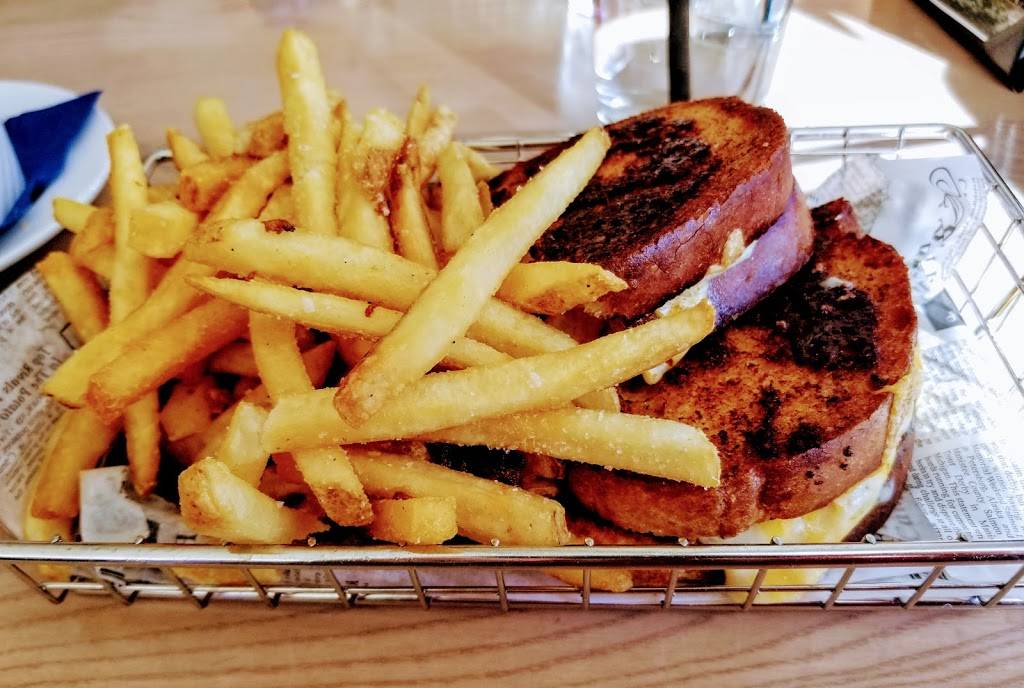 Shoreline Bar & Grille | restaurant | 2 Sassafras Pier, Erie, PA 16507, USA | 8146361005 OR +1 814-636-1005