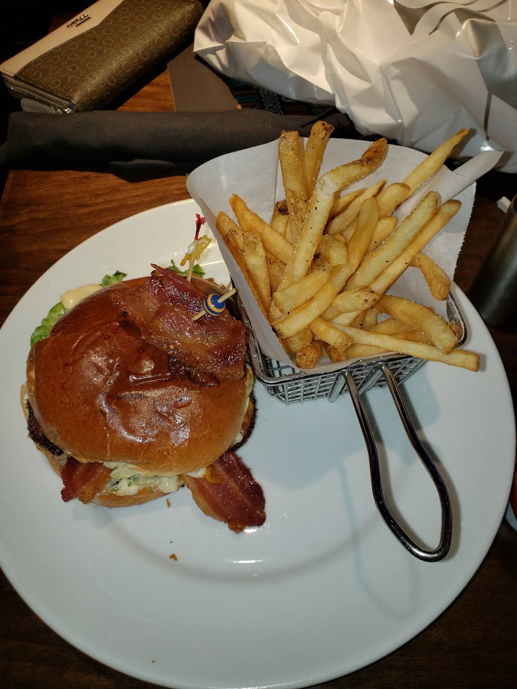 Dave & Busters | restaurant | 5000 Shelbyville Rd Ste D200, Louisville, KY 40207, USA | 5029630940 OR +1 502-963-0940