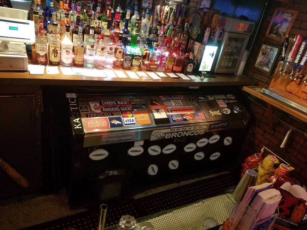 Champs Bar & Grill | restaurant | 1106 S Seneca St, Wichita, KS 67213, USA | 3162621284 OR +1 316-262-1284