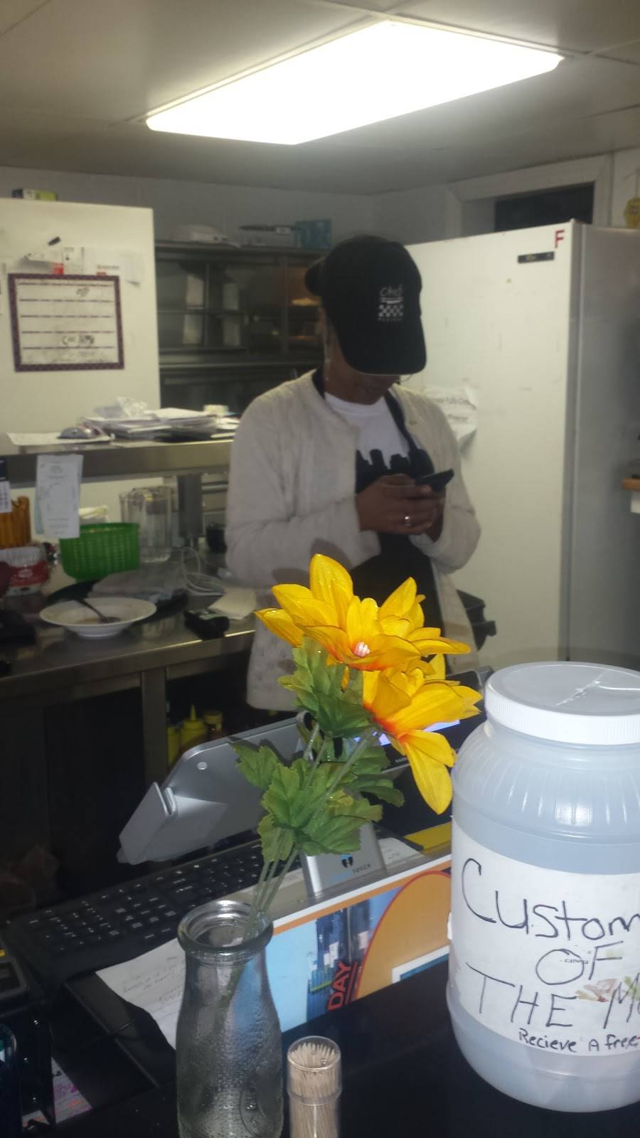 Grips Grill | restaurant | 115 Springfield St, Dayton, OH 45403, USA | 9379387574 OR +1 937-938-7574