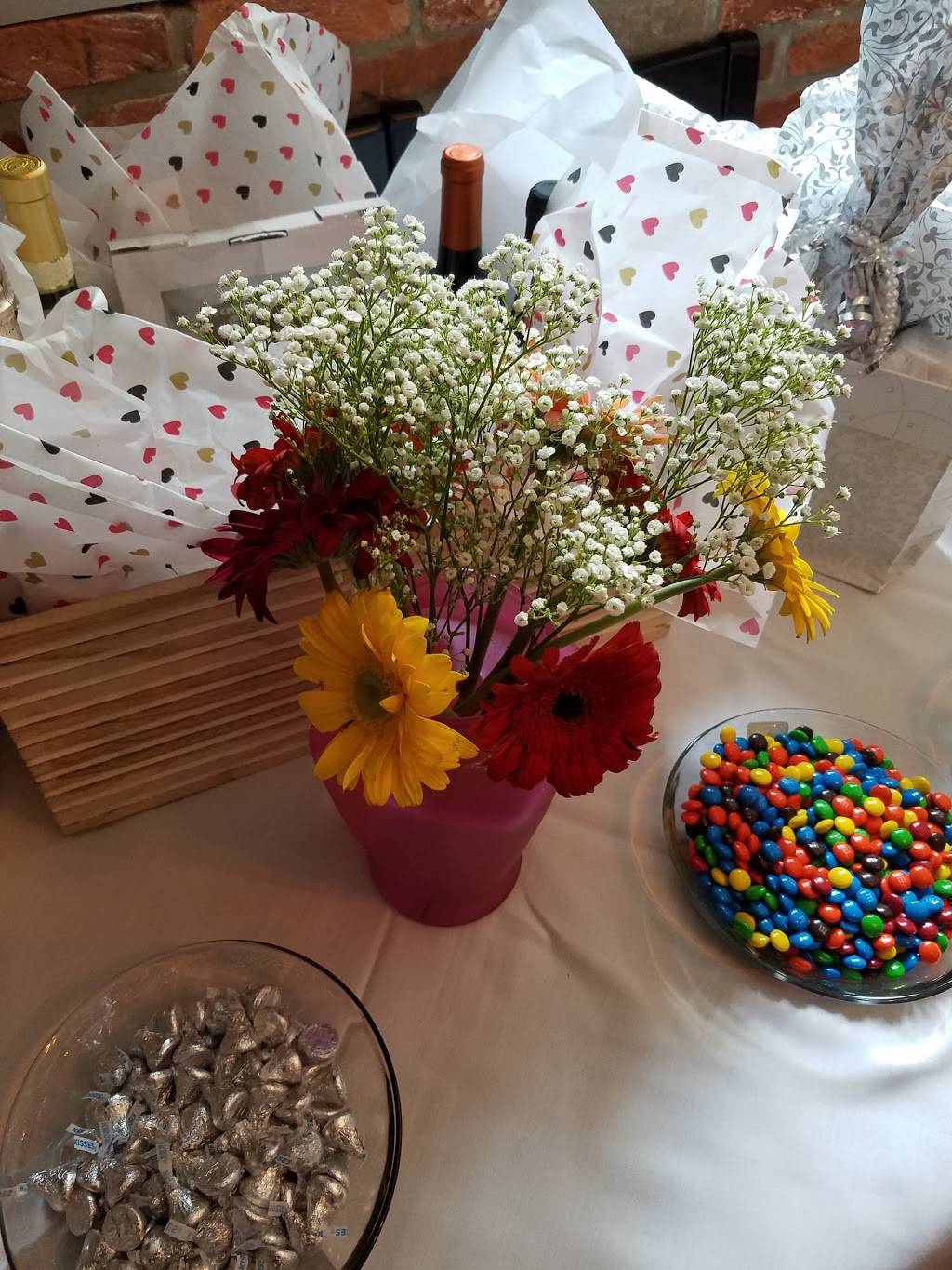 The Chasseur | restaurant | 3328 Foster Ave, Baltimore, MD 21224, USA | 4103276984 OR +1 410-327-6984