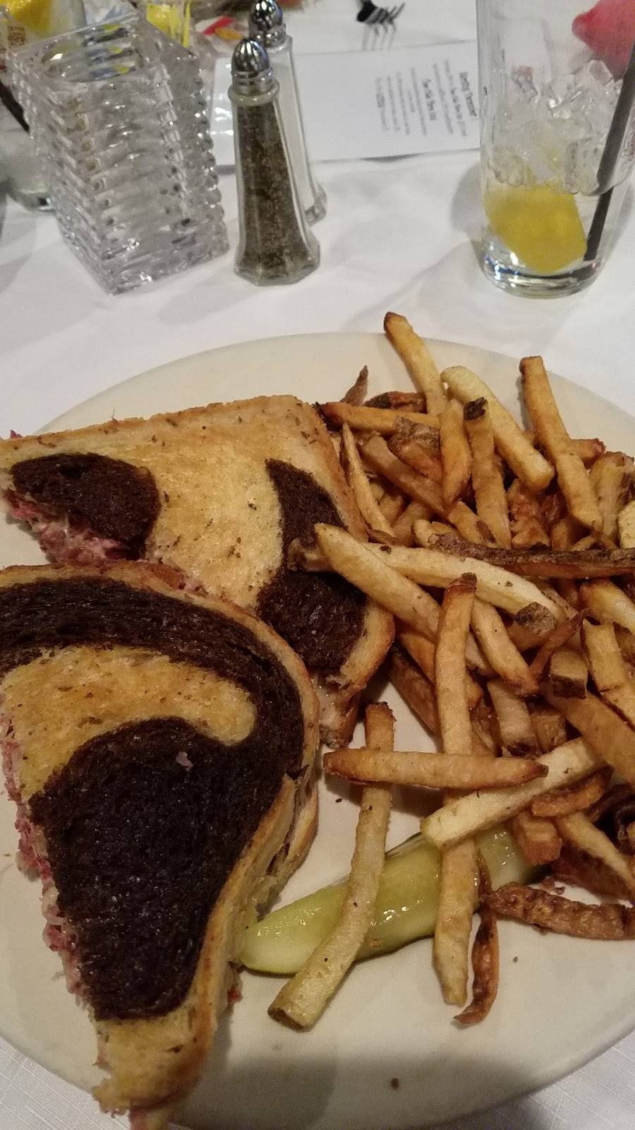 Thee Olde Place Inn | restaurant | 1209 Streets Run Rd, Pittsburgh, PA 15236, USA | 4128851395 OR +1 412-885-1395