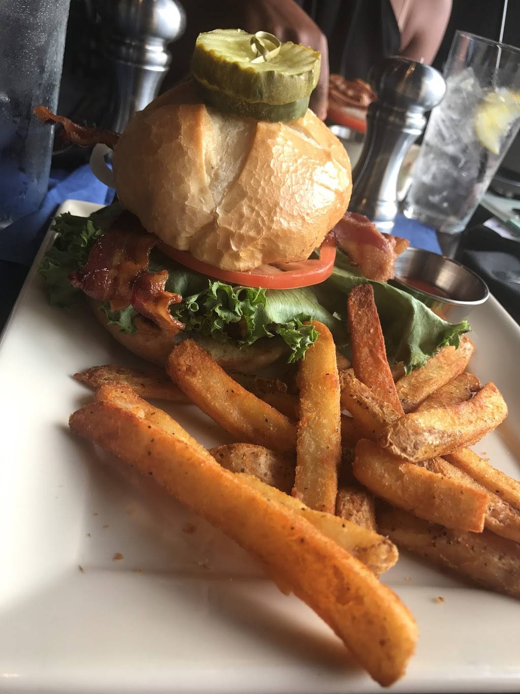 Blu Alehouse | restaurant | 855 St George Ave, Woodbridge, NJ 07095, USA | 7327504258 OR +1 732-750-4258