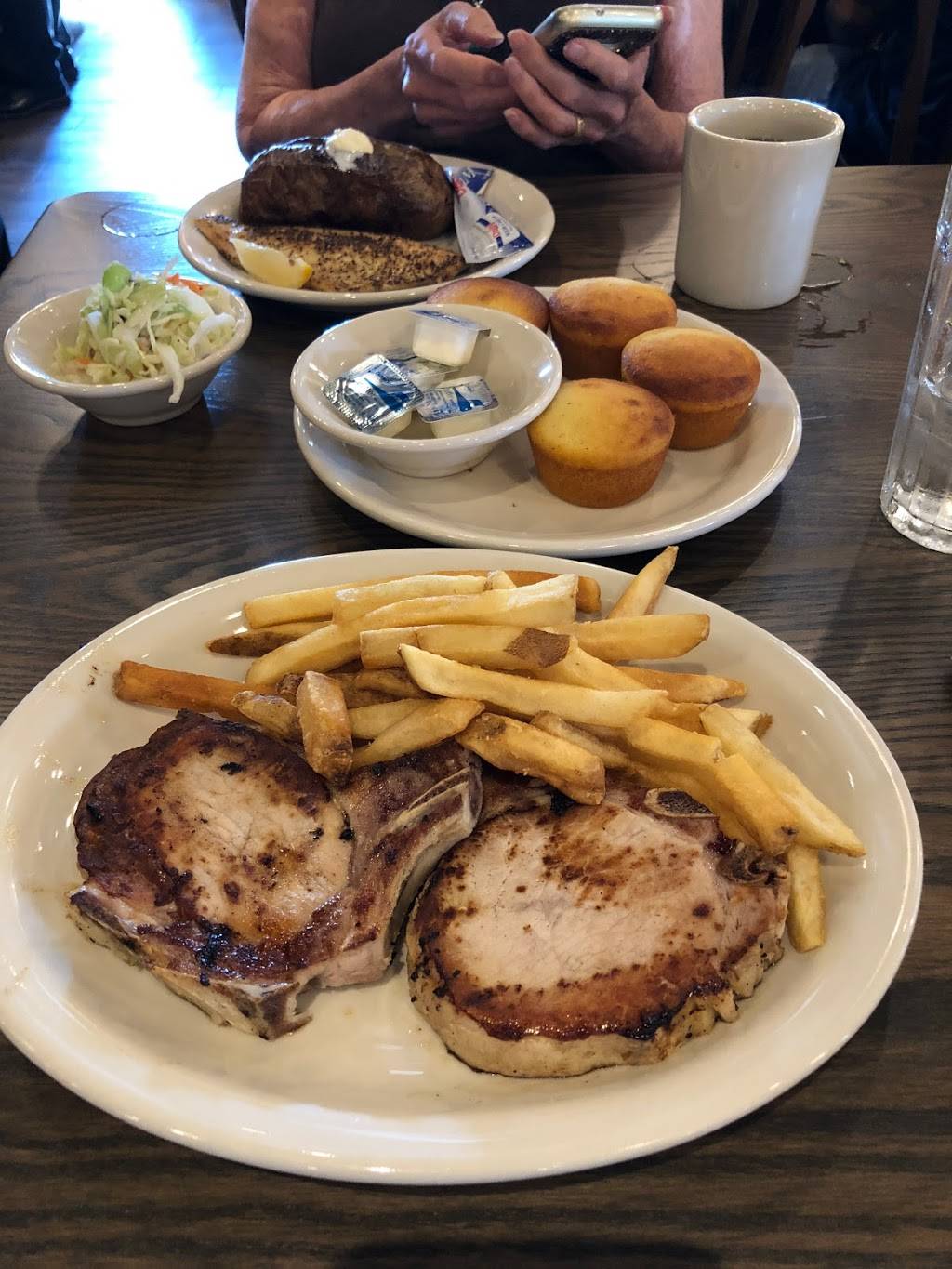 Cracker Barrel Old Country Store | restaurant | 1000 Howe Ave, Sacramento, CA 95825, USA | 9165641006 OR +1 916-564-1006