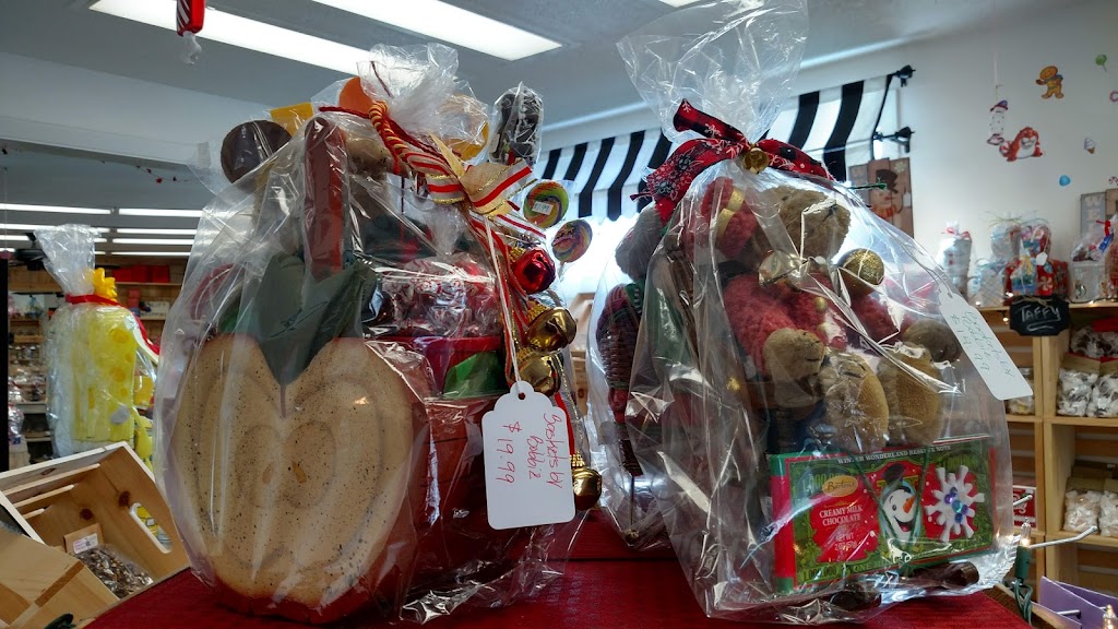 The Cannoli Stop @ The Candy Shop Cafe | restaurant | 7 Leavitt Rd, Pittsfield, NH 03263, USA | 6035133389 OR +1 603-513-3389