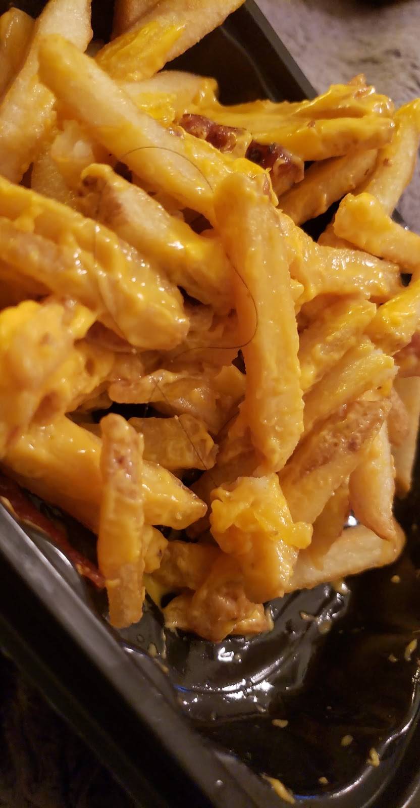 Wendys | restaurant | 120 N Eastwood Dr, Woodstock, IL 60098, USA | 8153370460 OR +1 815-337-0460