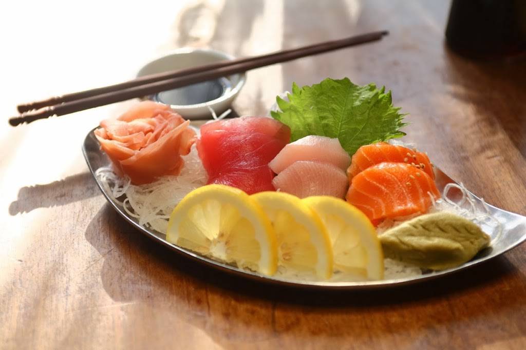 Coast Sushi Bar | restaurant | 2045 N Damen Ave, Chicago, IL 60647, USA | 7732355775 OR +1 773-235-5775