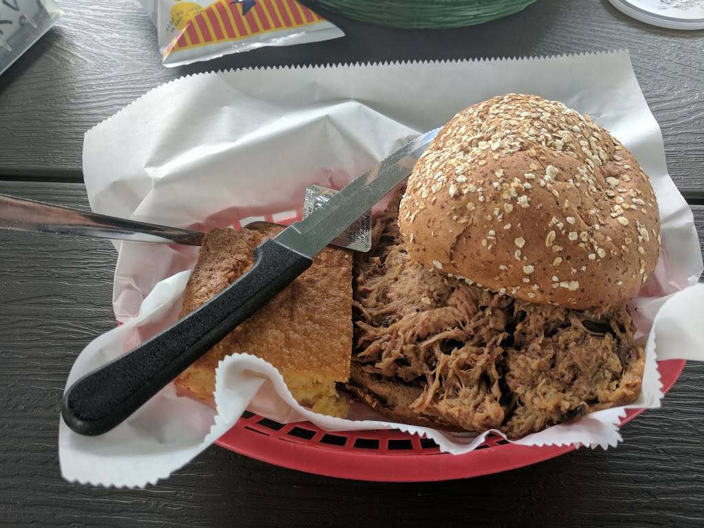 Smokin Coop BBQ Pit | restaurant | 2022 US-20 BUS, Belvidere, IL 61008, USA | 8157425761 OR +1 815-742-5761