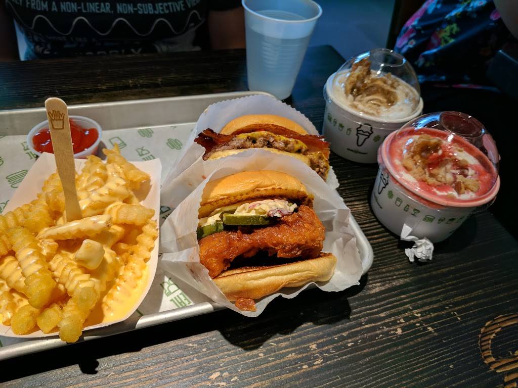Shake Shack | restaurant | The Plaza at, 7924 Tysons Corner Center, McLean, VA 22102, USA | 5716200383 OR +1 571-620-0383
