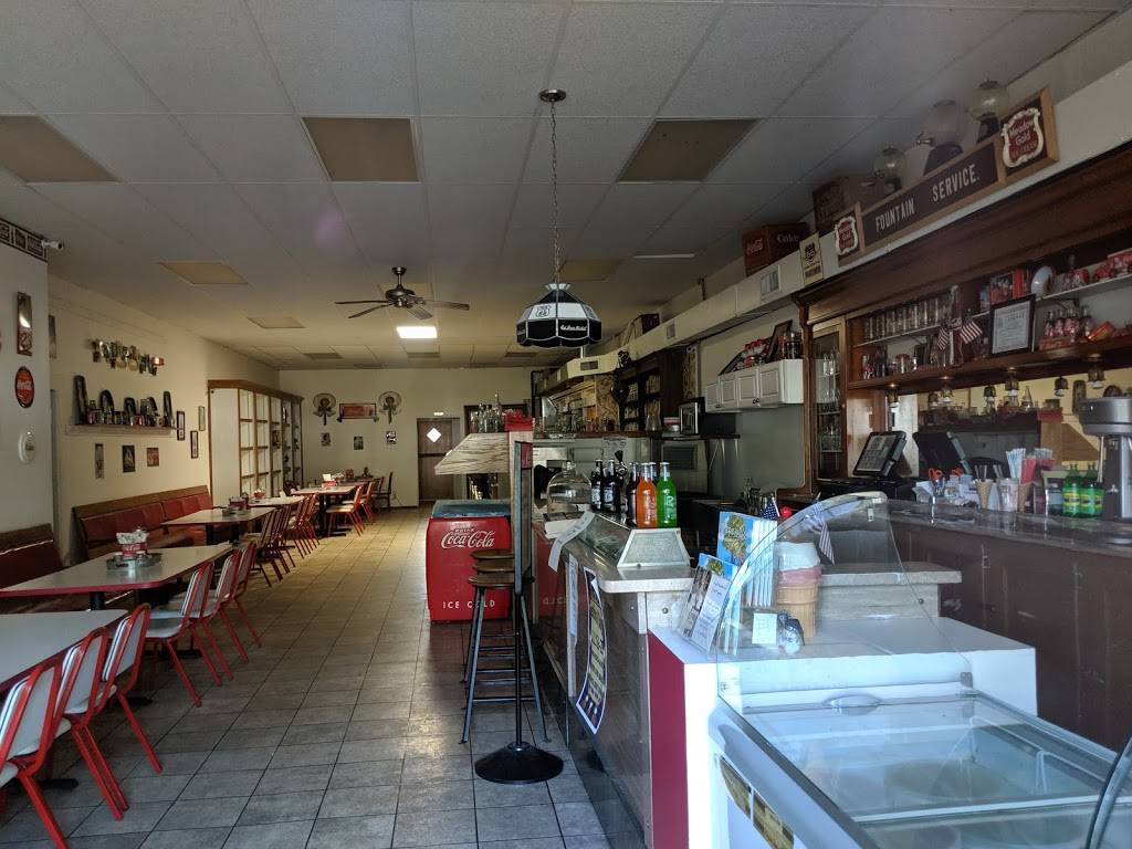 Docs Soda Fountain | restaurant | 133 S 2nd St, Girard, IL 62640, USA | 2176273491 OR +1 217-627-3491