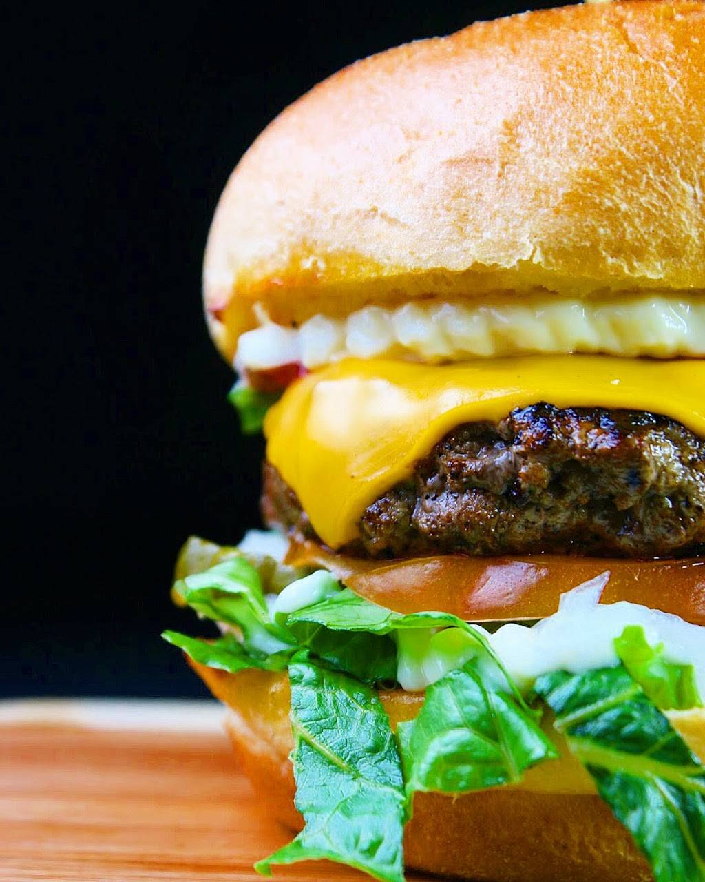 Pipo Burgers on Wheels | restaurant | 8132 NW 67th St, Miami, FL 33166, USA | 3053939694 OR +1 305-393-9694