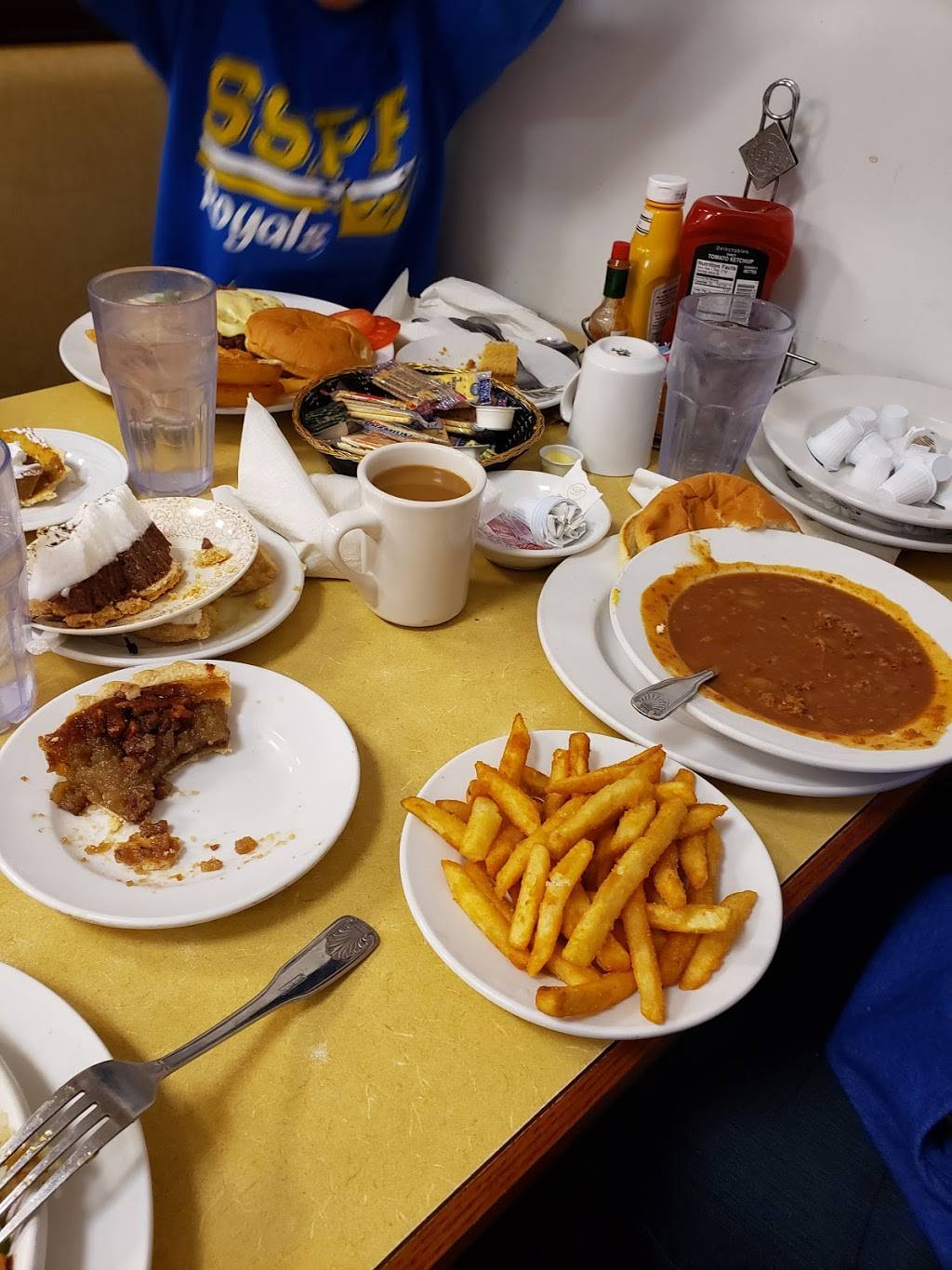 Round Table Family Restaurant | restaurant | 5407 Godfrey Rd b, Godfrey, IL 62035, USA | 6184666618 OR +1 618-466-6618