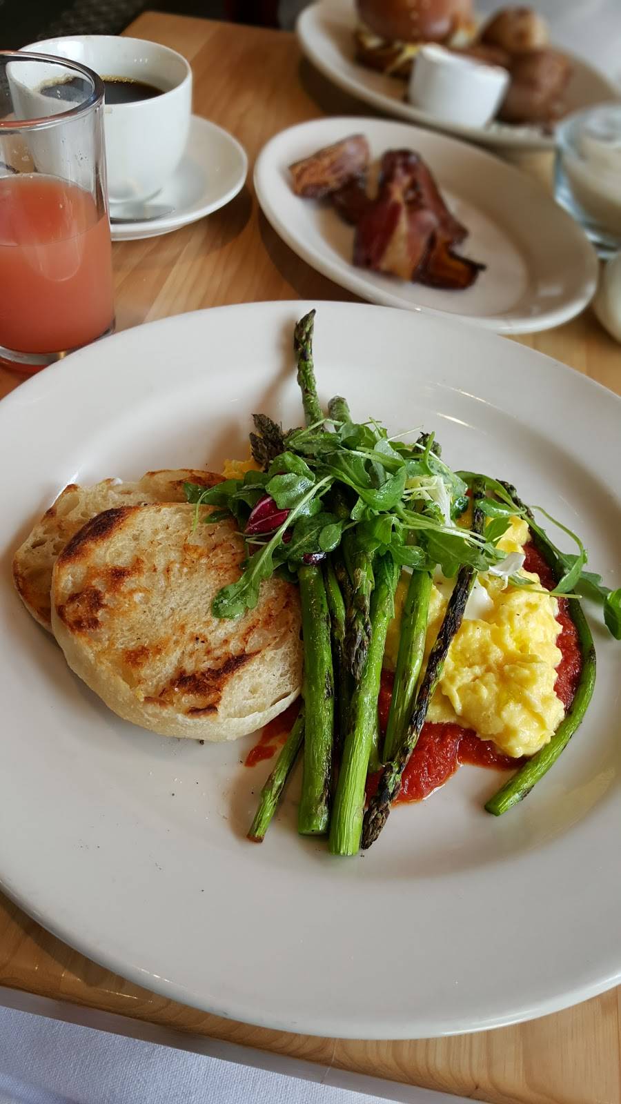 Red Dog | restaurant | 303 2nd St, San Francisco, CA 94107, USA | 4156920211 OR +1 415-692-0211