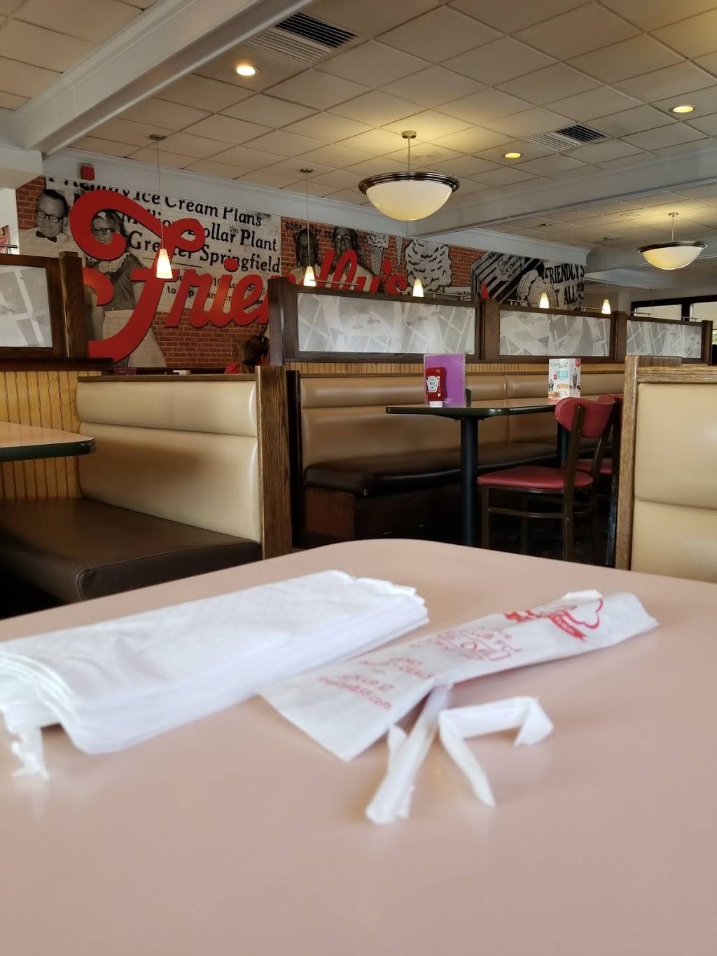 Friendlys | restaurant | 505 US-130, Cinnaminson, NJ 08077, USA | 8568294501 OR +1 856-829-4501