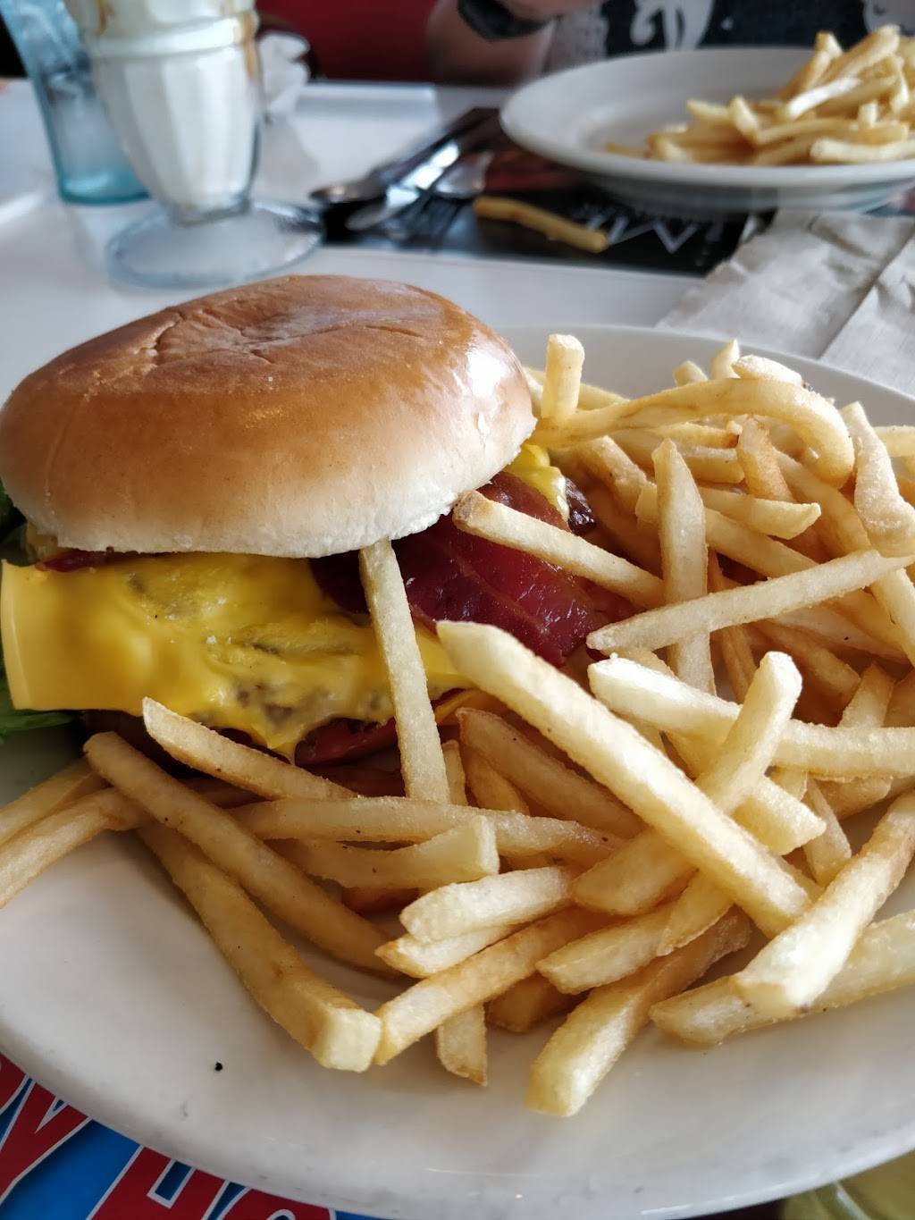 Steak n Shake | restaurant | 5118 Hixson Pike, Hixson, TN 37343, USA | 4238740700 OR +1 423-874-0700