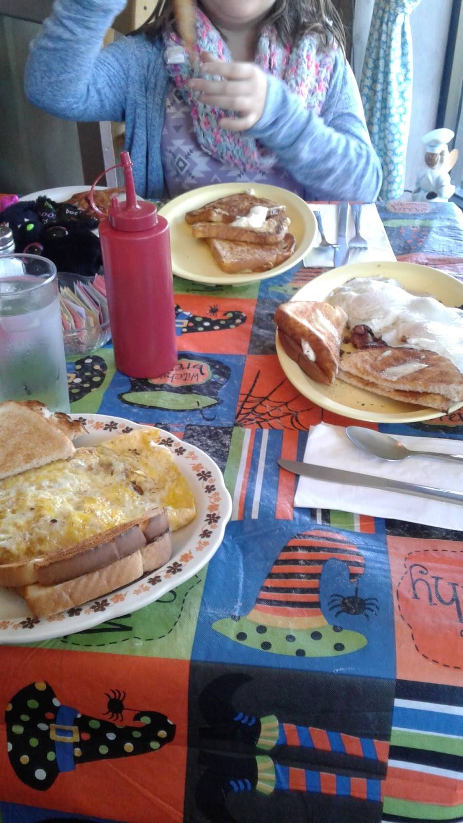 Lindas Cafe | restaurant | 178 Union St, North Adams, MA 01247, USA | 4136638003 OR +1 413-663-8003