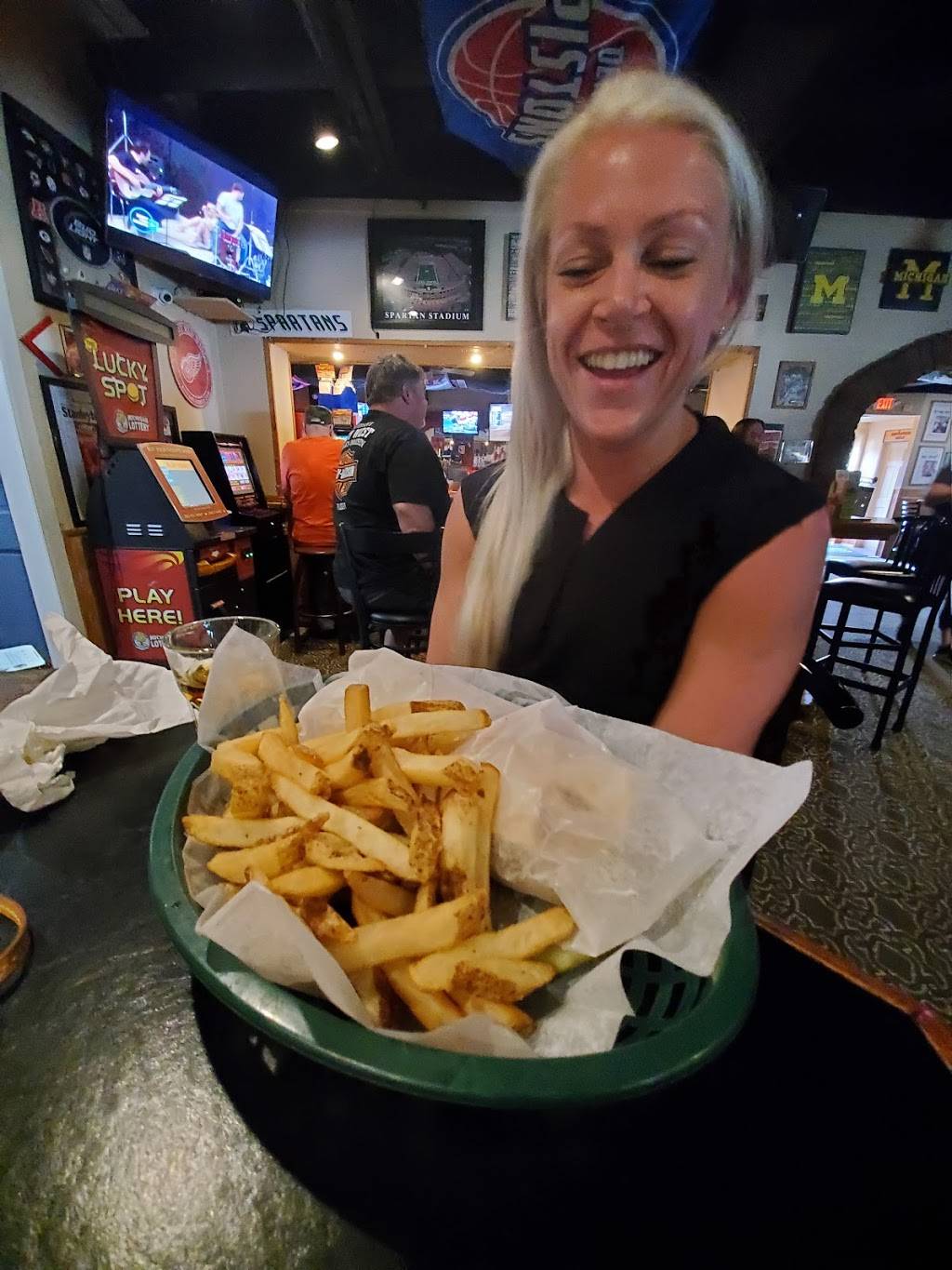 Sports Venue Bar & Grill | restaurant | 6327 Middlebelt Rd, Garden City, MI 48135, USA | 7345253134 OR +1 734-525-3134