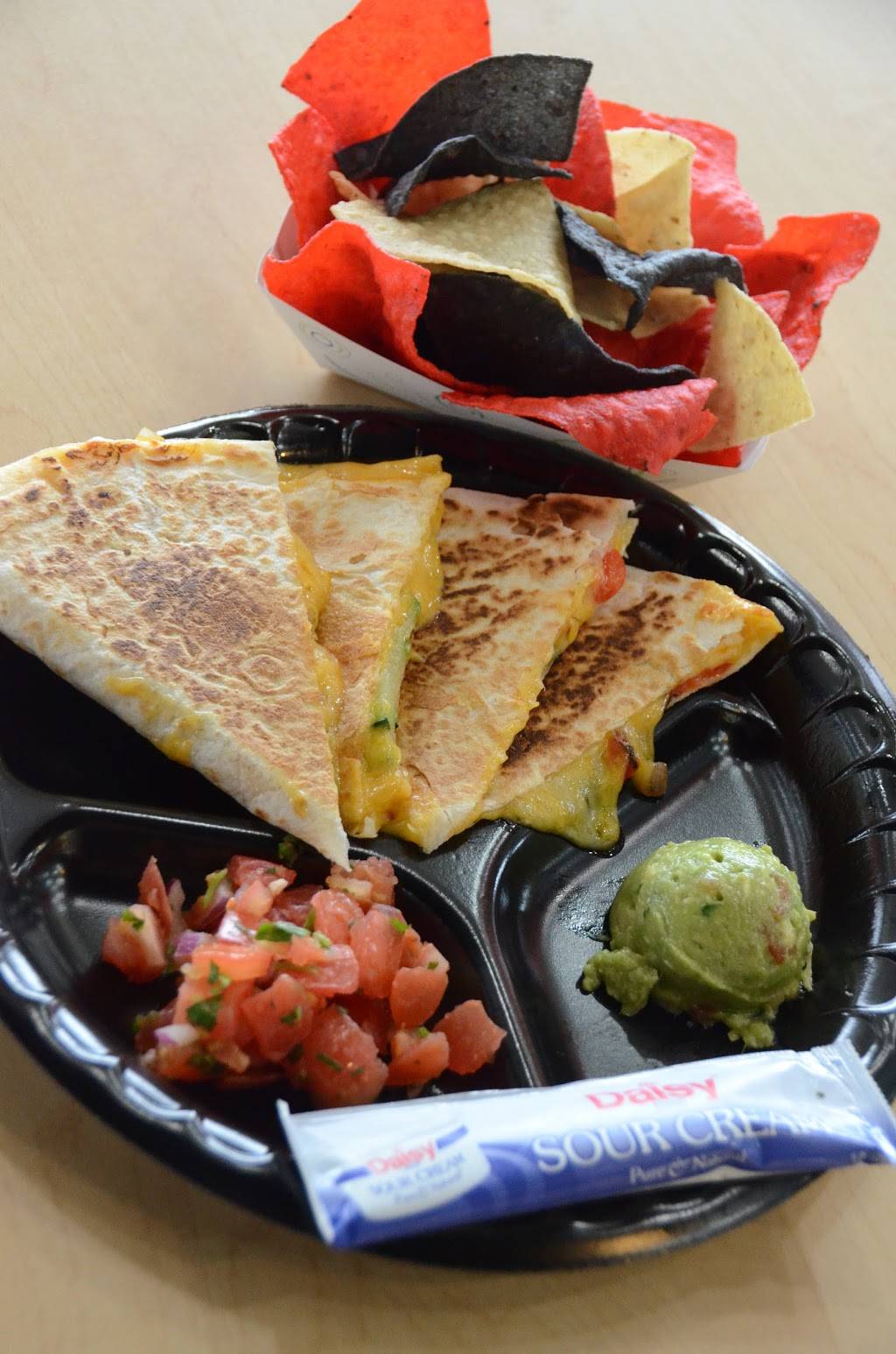 Chicks n Salsa | restaurant | 874 Roosevelt Rd, Glen Ellyn, IL 60137, USA | 6307901100 OR +1 630-790-1100