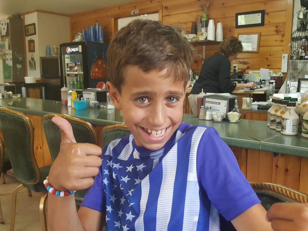 Claudette & Deans Place | restaurant | 1858 US-3, North Stratford, NH 03590, USA | 6039223299 OR +1 603-922-3299