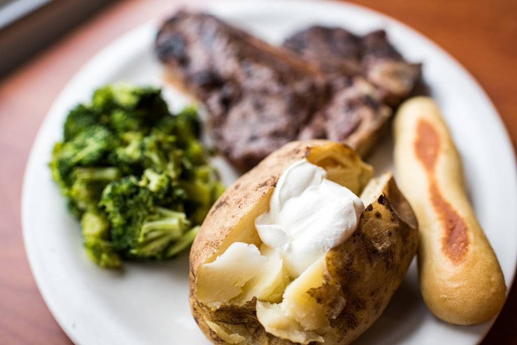 Twin Lakes Golf Course & Restaurant | restaurant | 100 Decker St, Bellevue, OH 44811, USA | 4194832842 OR +1 419-483-2842