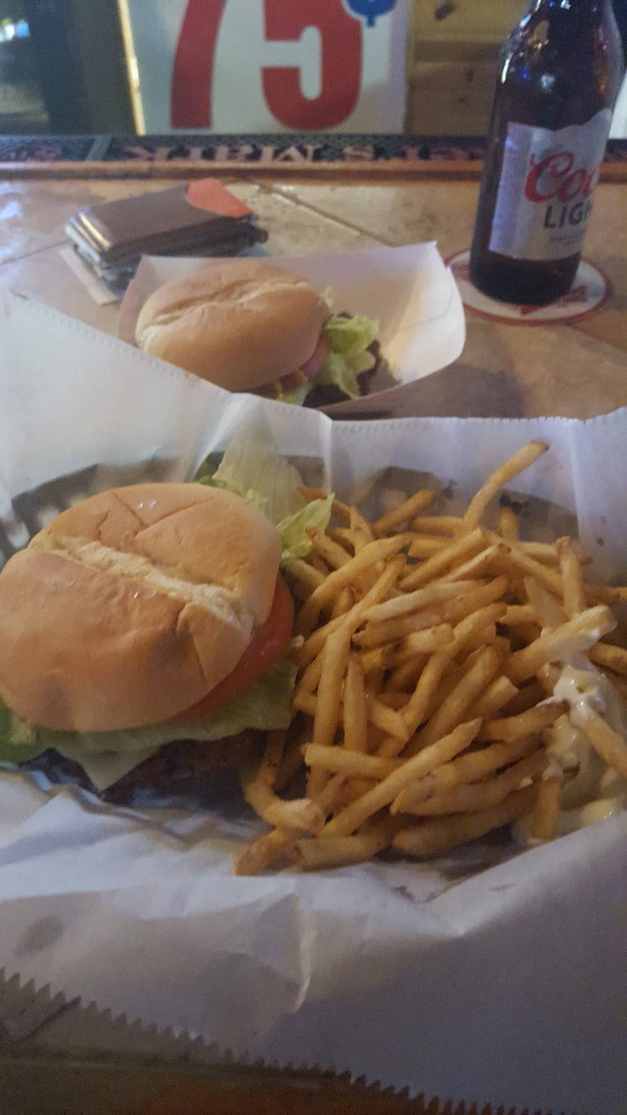 Juicy Peanut Bar & Grill | restaurant | 724 W Main St, Mascoutah, IL 62258, USA | 6185662299 OR +1 618-566-2299