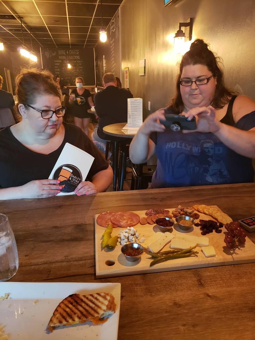 Barley & Vine | restaurant | 1072 Elms Rd, Flint, MI 48532, USA | 8102524986 OR +1 810-252-4986