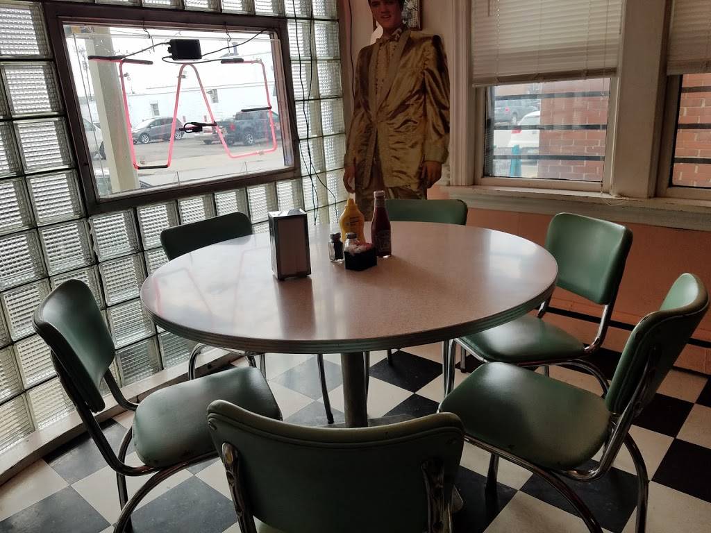 Dans Dogs Hot Dog Eatery & Diner | restaurant | 111 W Liberty St, Medina, OH 44256, USA | 3309522925 OR +1 330-952-2925