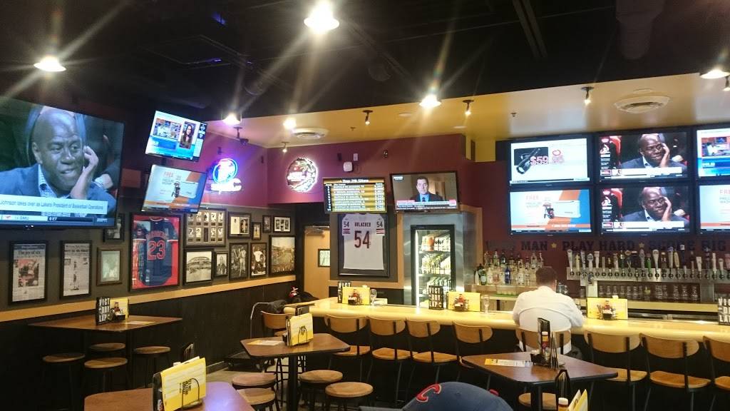 Buffalo Wild Wings | restaurant | 1600 E Summit St, Crown Point, IN 46307, USA | 2196639453 OR +1 219-663-9453