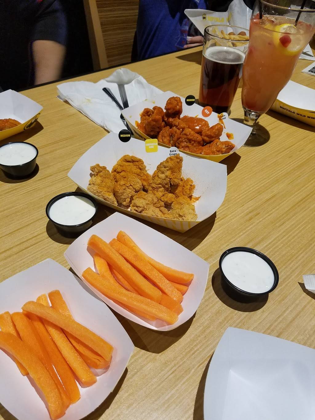 Buffalo Wild Wings | restaurant | 301 E Euclid Ave, Mt Prospect, IL 60056, USA | 8472555000 OR +1 847-255-5000