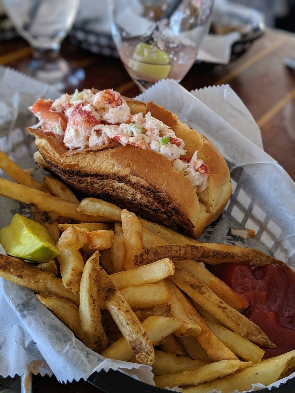 Shuckers | restaurant | 91 Water St A, Woods Hole, MA 02543, USA | 5085403850 OR +1 508-540-3850