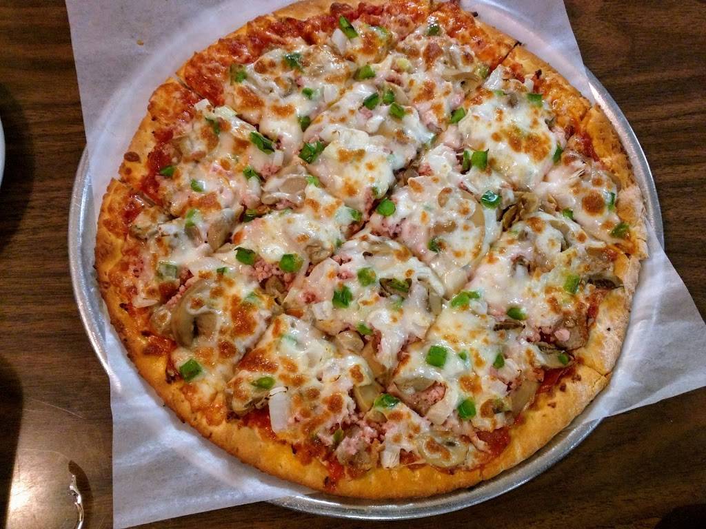 Baileys Pizza & Brstd Chicken | restaurant | 121 W Main St, State Center, IA 50247, USA | 6414832920 OR +1 641-483-2920