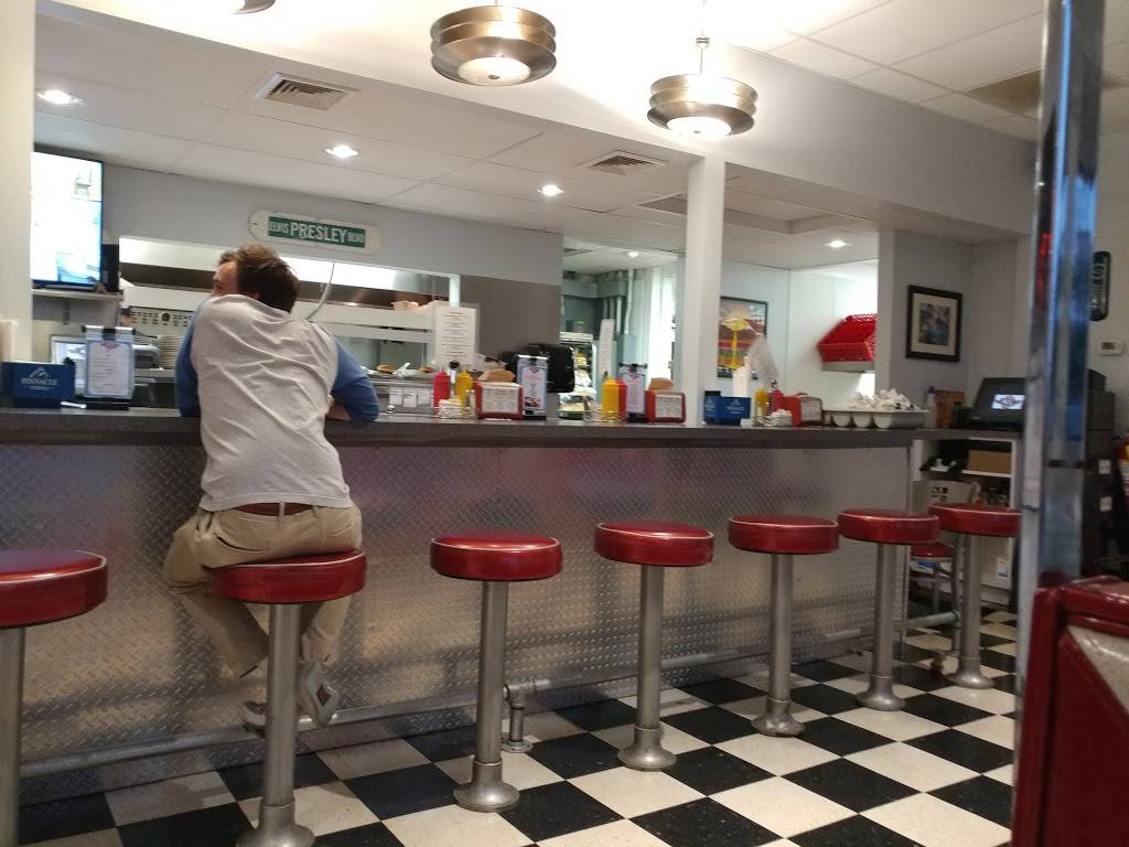 KCs Classic Burger Bar | restaurant | 2459, 625 E Washington St, North Attleborough, MA 02760, USA | 5083160901 OR +1 508-316-0901