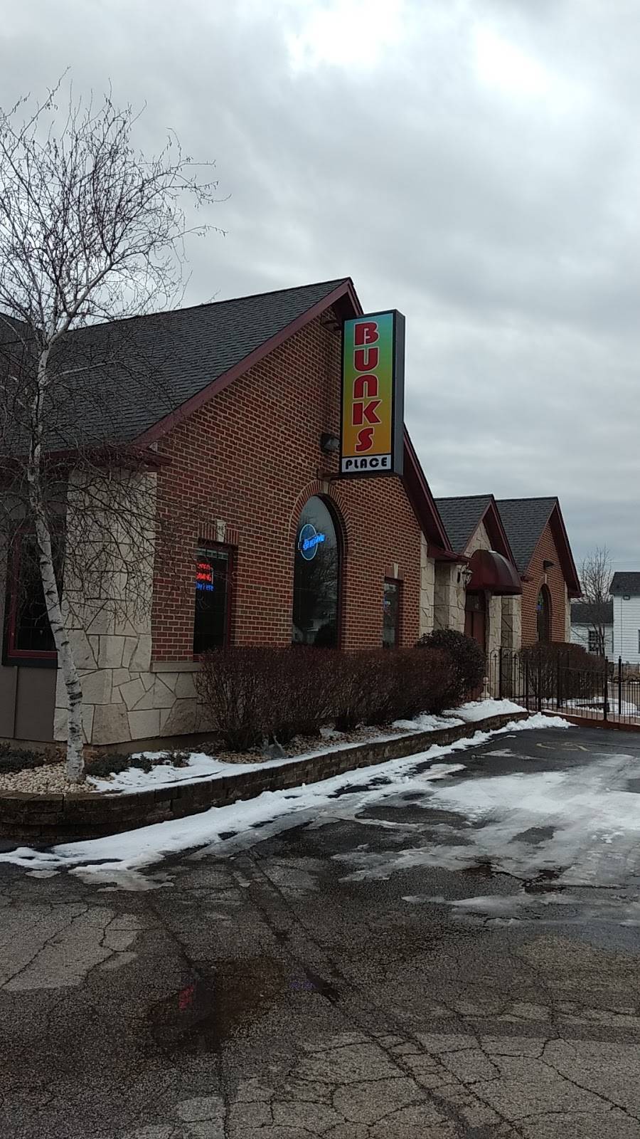 Bunks Place | restaurant | 703 E Diggins St, Harvard, IL 60033, USA | 8159434800 OR +1 815-943-4800