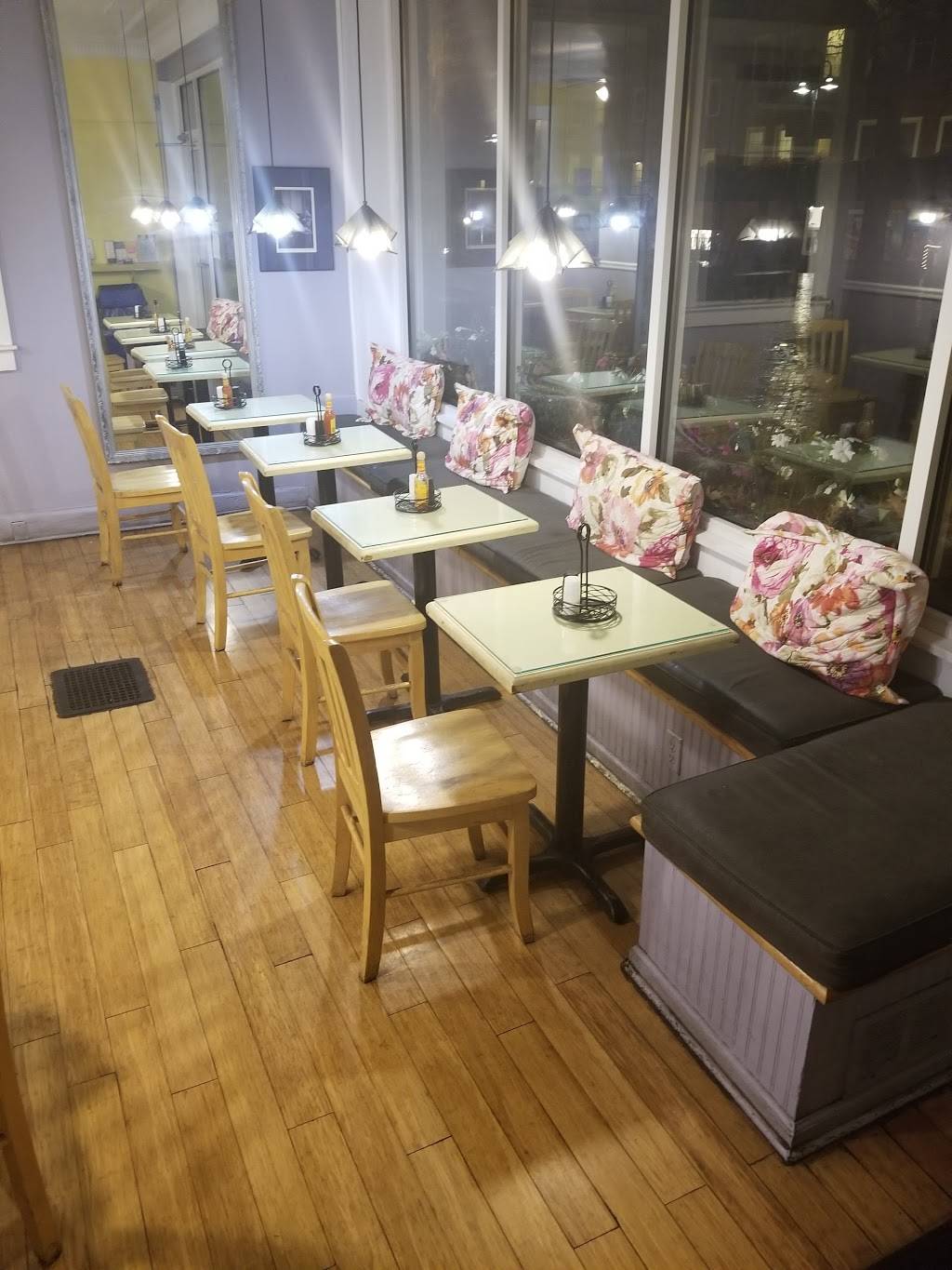 Purple Onion | cafe | 44 Inn St, Newburyport, MA 01950, USA | 9784659600 OR +1 978-465-9600