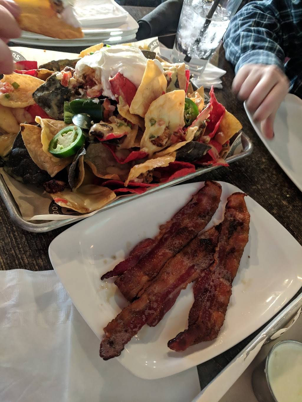 HQ Bar And Grill | restaurant | 16041 N Arrowhead Fountains Center Dr, Peoria, AZ 85382, USA | 6235475577 OR +1 623-547-5577