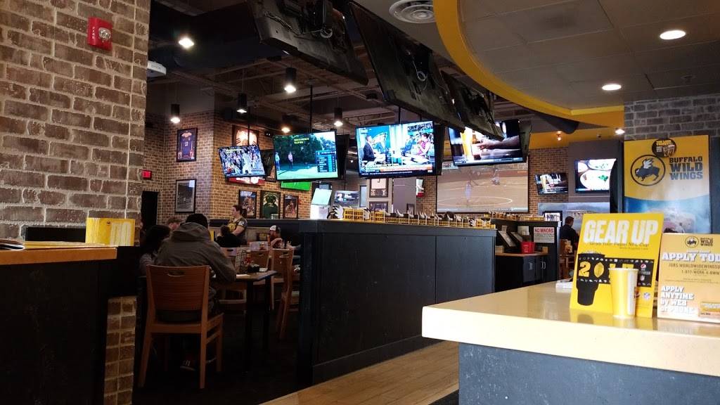 Buffalo Wild Wings | meal takeaway | 9810 NE Cascades Pkwy, Portland, OR 97220, USA | 5032810351 OR +1 503-281-0351