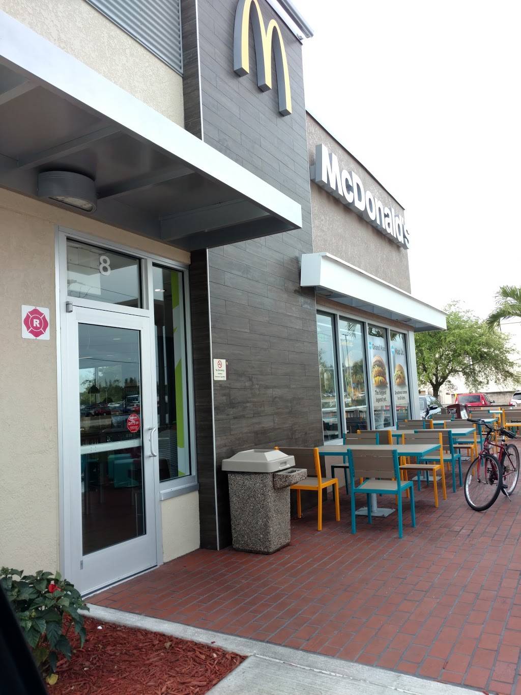 McDonalds | cafe | 8 NE Pine Island Rd, Cape Coral, FL 33909, USA | 2397725888 OR +1 239-772-5888