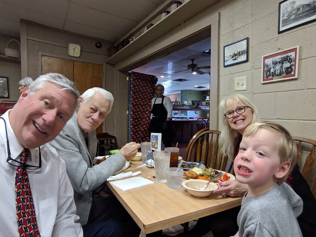 Filling Station | restaurant | 303 S Main St, Henderson, TX 75654, USA | 9036577771 OR +1 903-657-7771