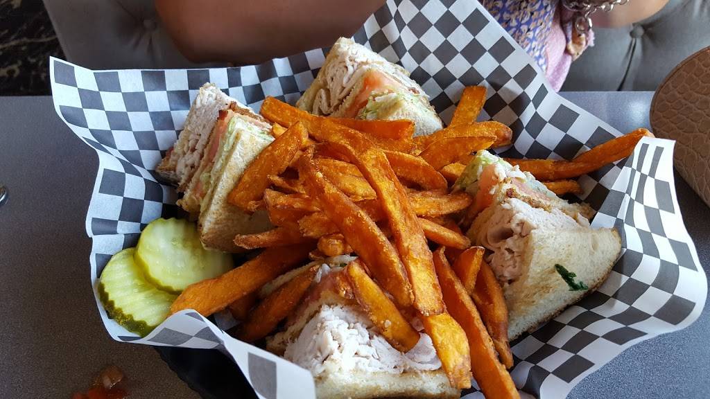 Chelos Hometown Bar & Grille | restaurant | 911 Warren Ave, East Providence, RI 02914, USA | 4014341666 OR +1 401-434-1666