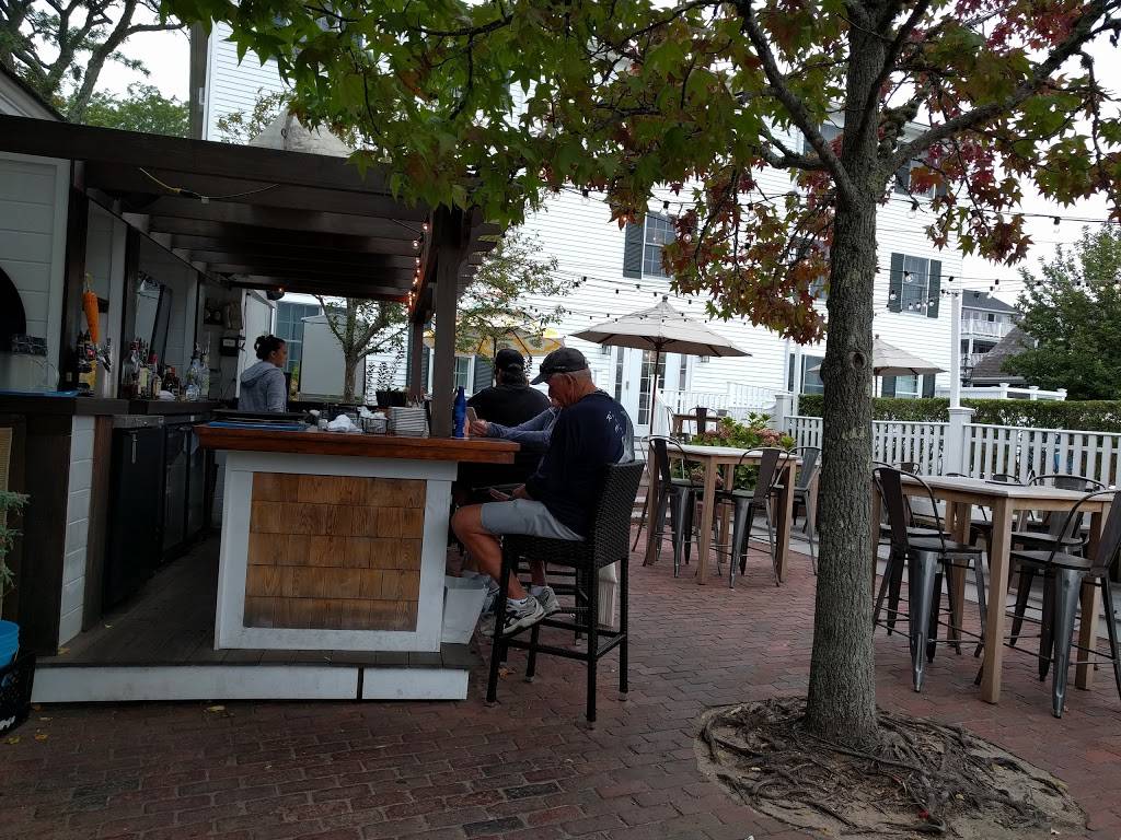 Quarterdeck Restaurant | restaurant | 29 Dock St, Edgartown, MA 02539, USA | 5086275346 OR +1 508-627-5346