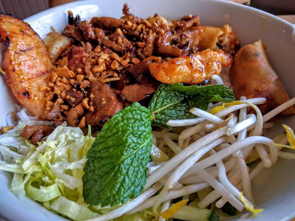 Pho & Roll Restaurant | restaurant | 3334 Curry Ford Rd, Orlando, FL 32806, USA | 4079306267 OR +1 407-930-6267