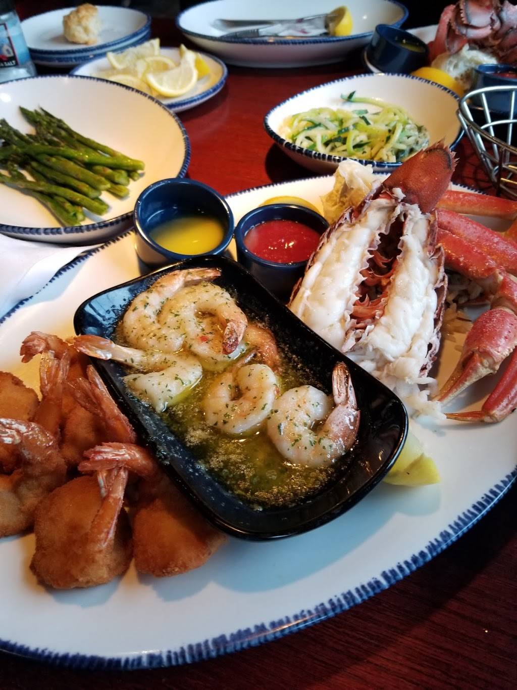 Red Lobster | restaurant | 6440 Redwood Dr, Rohnert Park, CA 94928, USA | 7075863640 OR +1 707-586-3640
