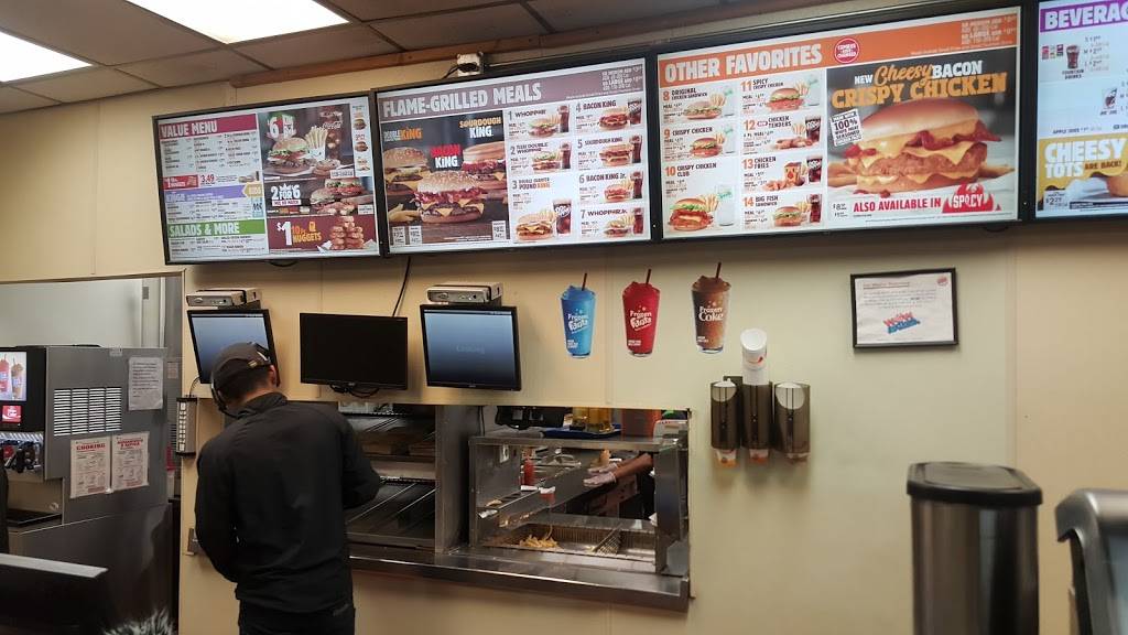 Burger King | restaurant | 1510 N Lewis Ave, Waukegan, IL 60085, USA | 2246373568 OR +1 224-637-3568