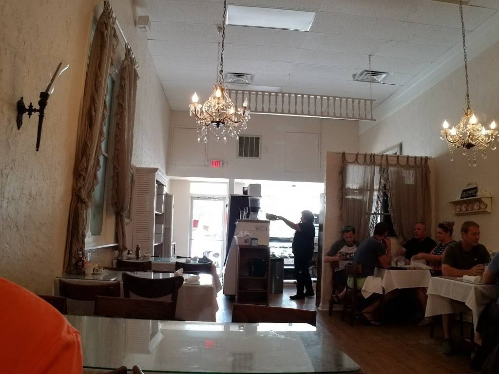 Upper Crust Cafe & Bakery | bakery | 213 W Venice Ave, Venice, FL 34285, USA | 9412440430 OR +1 941-244-0430