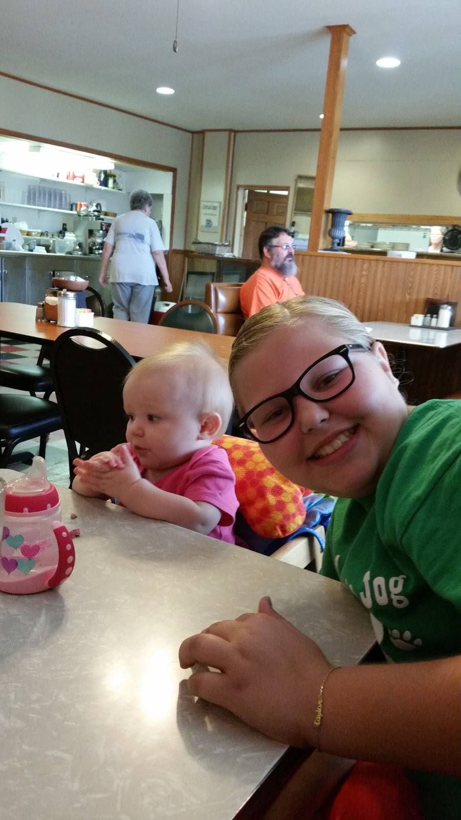 Carolyn & Co Cafe & Bakery | restaurant | 708 N Monroe St, Abingdon, IL 61410, USA | 3094623250 OR +1 309-462-3250