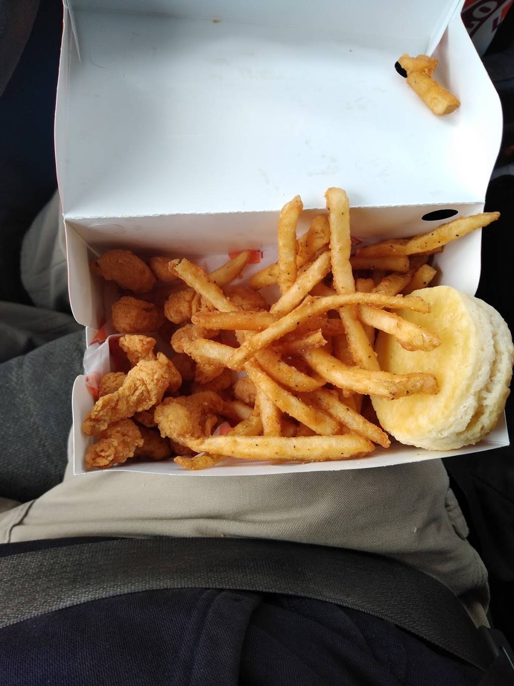 Popeyes Louisiana Kitchen | restaurant | 18100 Torrence Ave, Lansing, IL 60438, USA | 7084748420 OR +1 708-474-8420