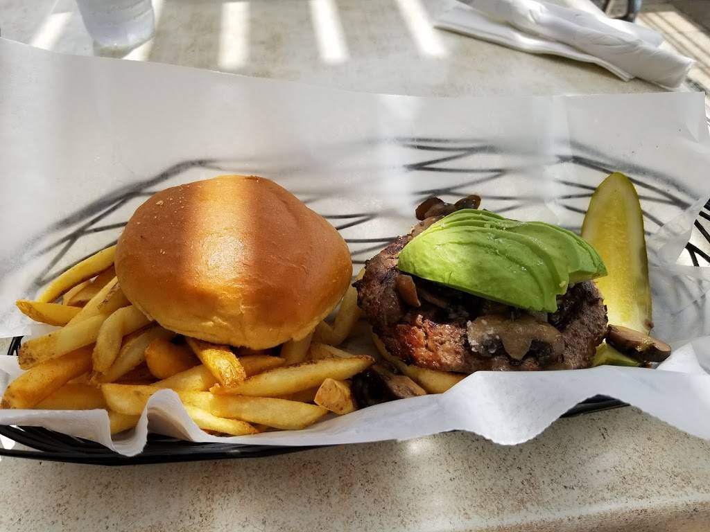 Hennesseys Tavern | restaurant | 8 Pier Ave, Hermosa Beach, CA 90254, USA | 3103725759 OR +1 310-372-5759