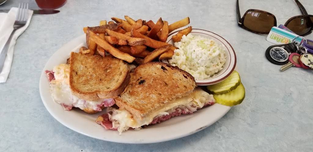 Four Leaf Clover | restaurant | 19 South St, Bernardston, MA 01337, USA | 4136489514 OR +1 413-648-9514