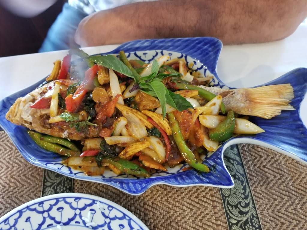 Bangkok House Restaurant | restaurant | 4698 S Whitnall Ave, St Francis, WI 53235, USA | 4144829838 OR +1 414-482-9838