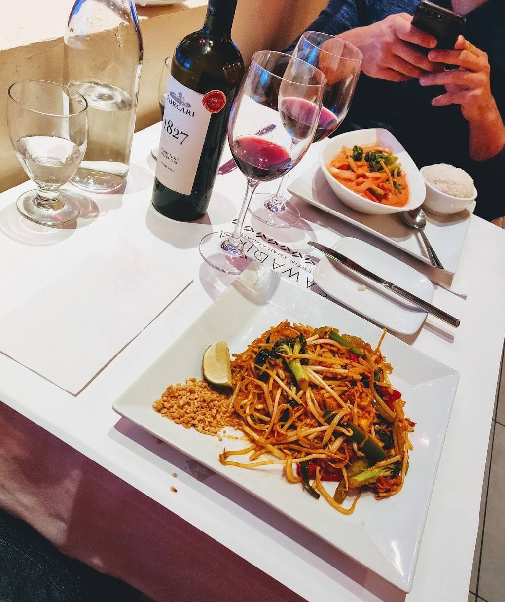 Bistro Sawadika | restaurant | 1800 Boulevard de la Côte-Vertu, Saint-Laurent, QC H4L 2A6, Canada | 5143391188 OR +1 514-339-1188